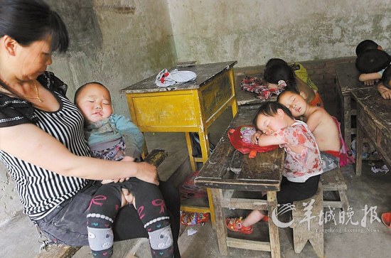 乡村教师抱学生午睡 代课20多年月薪只有500