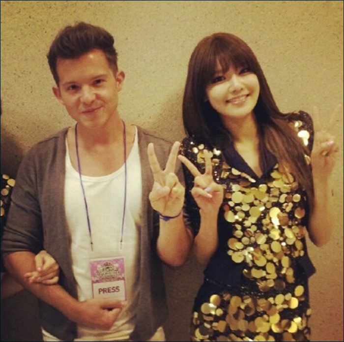 高清:Simon Curtis见<em>少女时代秀英</em>变小粉丝 晒