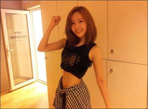 t-ara孝敏微博晒水蛇腰 为<em>泰国</em>演唱会做宣传_新