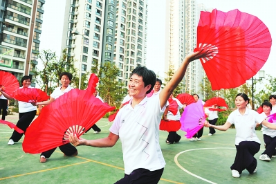 回迁居民快乐地跳起扇子舞 资料图片