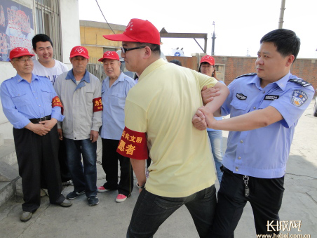 图说港城:社区巡逻员学习擒拿 提高防范技能