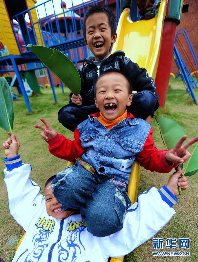 福建省莆田市sos国际儿童村的孩子在村游乐区玩耍(2009年11月20茹摄
