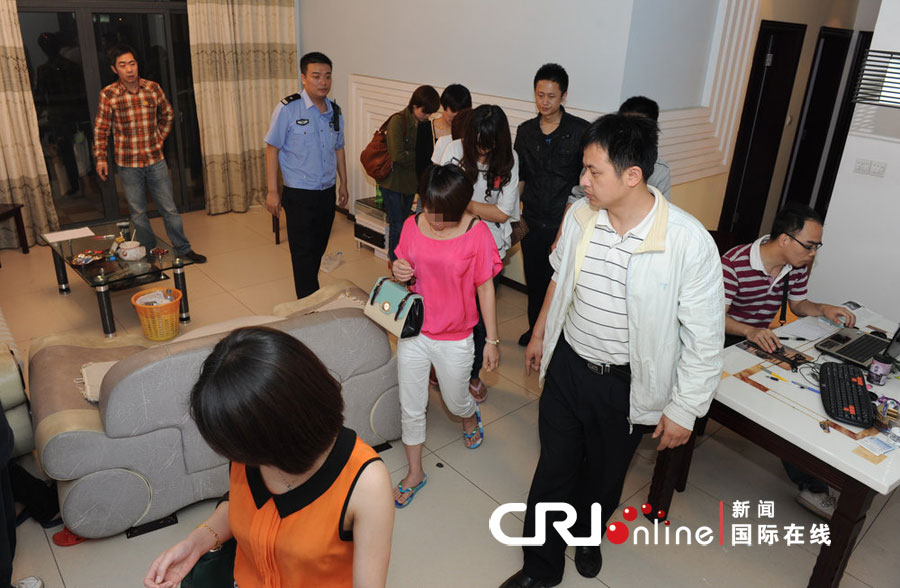 重庆警方清查<em>南坪</em>步行街酒吧 10分钟抓出20多