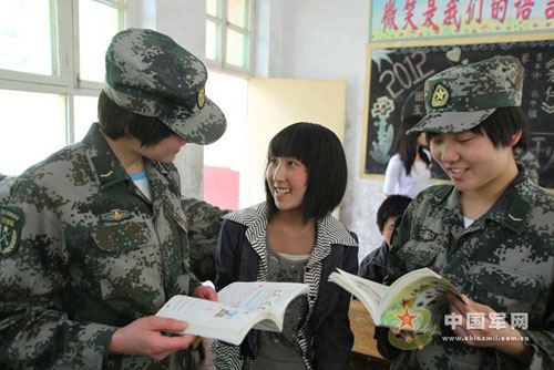 北京<em>军区</em>漂亮<em>女兵</em>慰问革命老区贫困女童_新闻