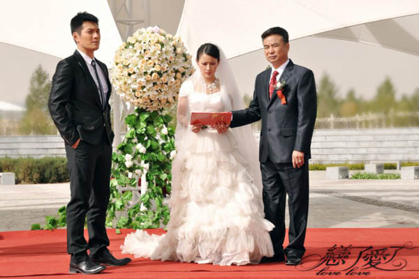 《恋了爱了》精彩剧照 婚礼现场上演"逃婚记"_新闻台_中国网络电视台