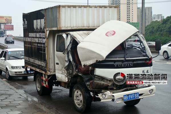 (6月1日,长沙桔园立交桥南二环由东往西下桥方向一辆厢式货车下坡失控