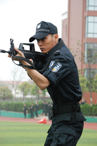 《特警突击队》拍打劫戏 王建福狙击手造型曝光_新闻台_中国网络电视