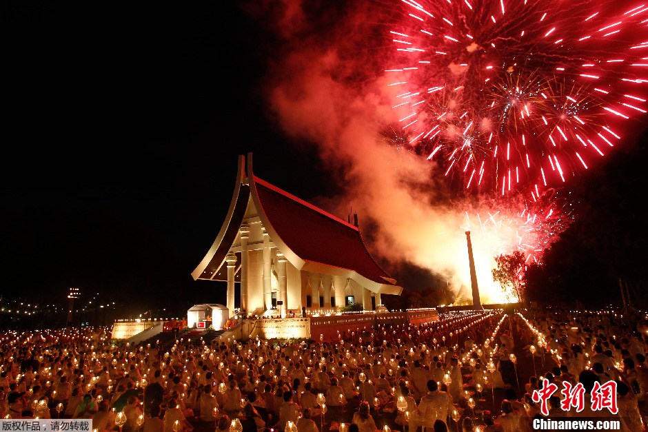 泰国僧侣举行仪式庆祝卫塞节