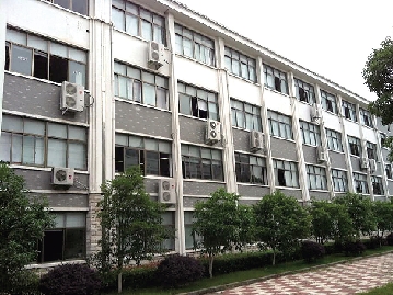 教室里装空调学校真向家长伸手了 校长称不知