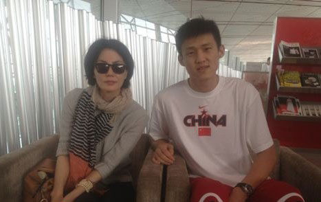 中国男篮赴澳机场巧遇王菲 球员争相搭讪合影