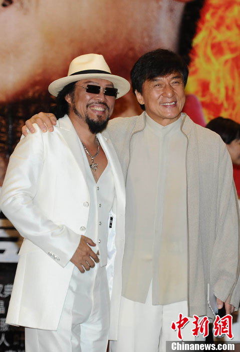 成龙助阵《宝岛双雄》首映礼 房祖名单膝跪地表谢意