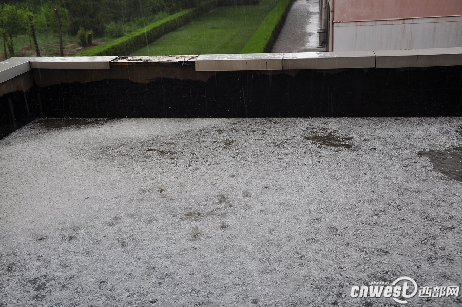 榆林靖边县遭遇暴雨冰雹天气 冰雹大小如黄豆