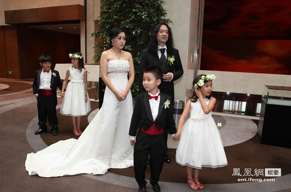 音乐人捞仔大婚吻新娘 那英缩脖笑毛阿敏张o型大嘴(高清图)