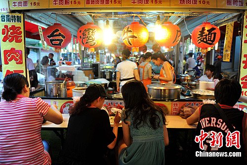 厦门台湾小吃街吸引大量游客