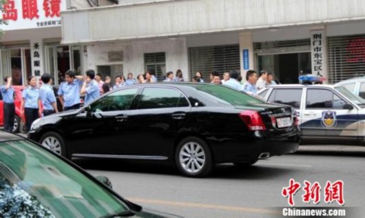 老板驾悍马持枪殴打恐吓警察 撕警衔烧毁警官证