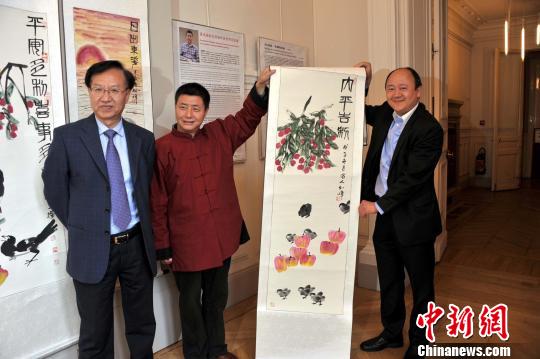 画家张剑锋(中)和巴黎十三区副区长陈文雄(右),巴黎中国文化中心主任