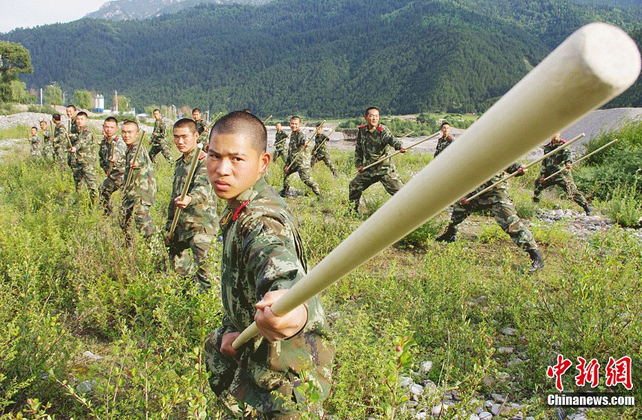 武警甘肃某森林部队官兵练起少林棍