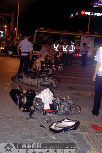 南宁民族古城路口发生车祸6人伤 肇事者想逃被抓