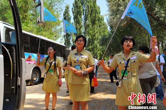 新疆国际旅游节:工作人员穿老军装接待来宾