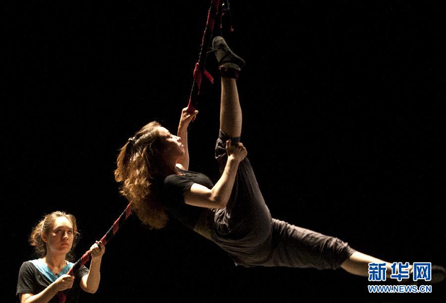 图片故事:<em>杂技</em><em>少女</em>迪丽热巴 _新闻中心_中国