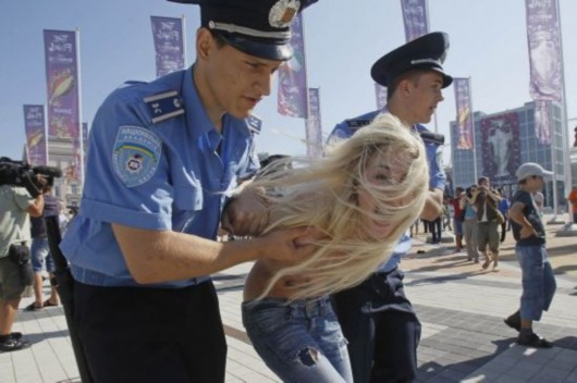 万名<em>女性</em>侵袭欧洲杯决赛场地 赤裸上身抗议[图