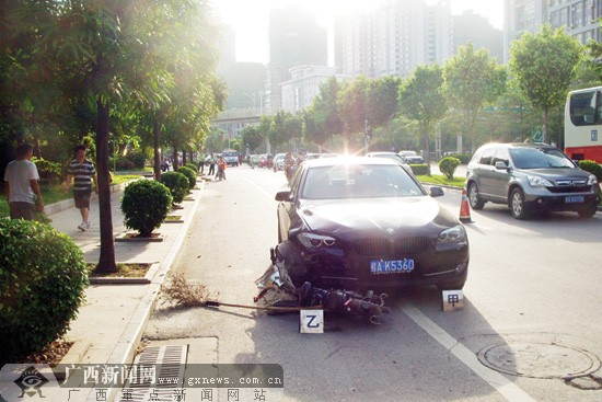 一环卫女工上班途中遇车祸 其电动车被推行几