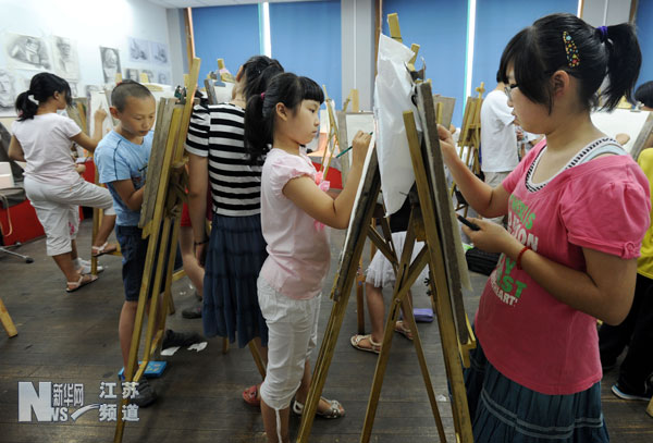 7月2日,孩子们在南京一个暑期兴趣培训班上学习绘画.