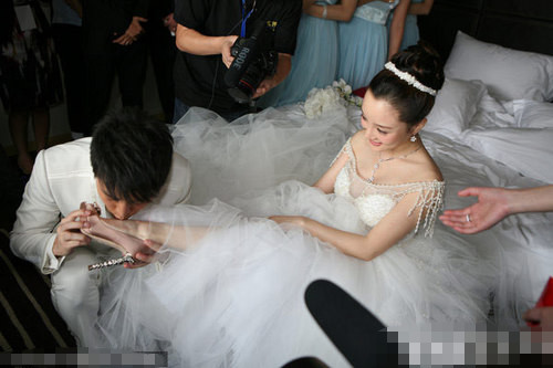 李小璐贾乃亮大婚 贾乃亮亲李小璐<em>脚丫子</em>(图)_