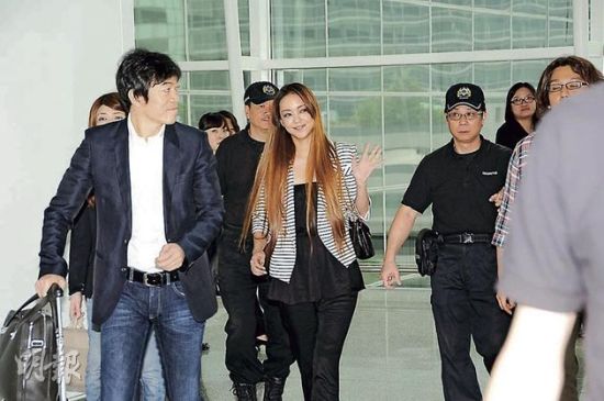 图文安室奈美惠现身兰桂坊夜店挥手送飞吻