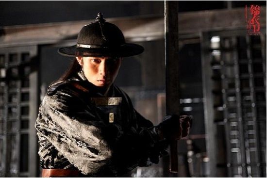 图文:戚玉武签约光线传媒 称钱不是最重要的