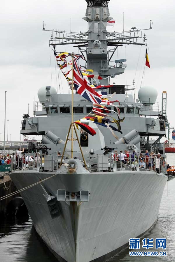 高清大图:比利时举行海军节