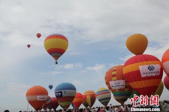 中国 张北热气球锦标赛开幕 参赛规模历史最大