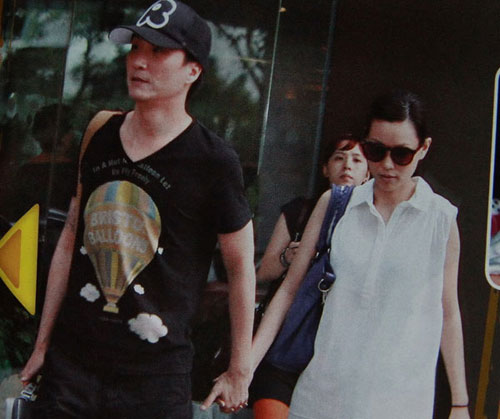 图文:郑中基余思敏牵手逛街 新晋奶爸晒女儿照片