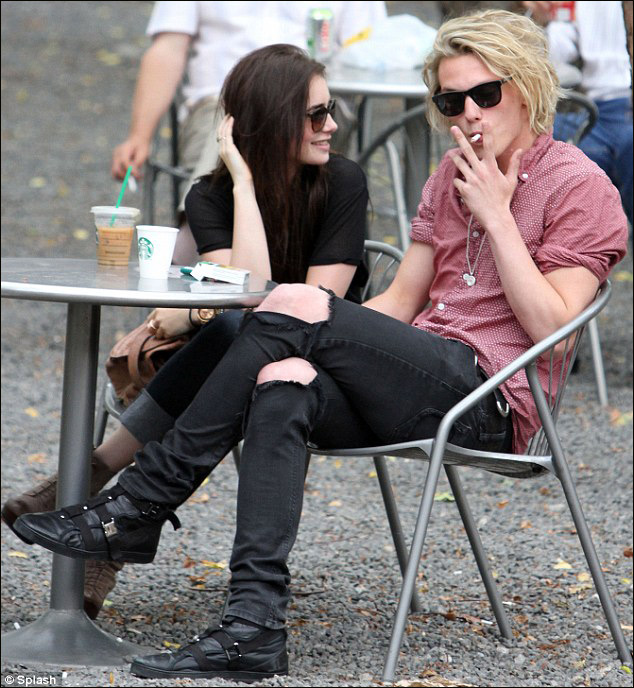 莉莉 柯林斯"牵手"杰米 坎贝尔 鲍尔 暧昧不止是朋友