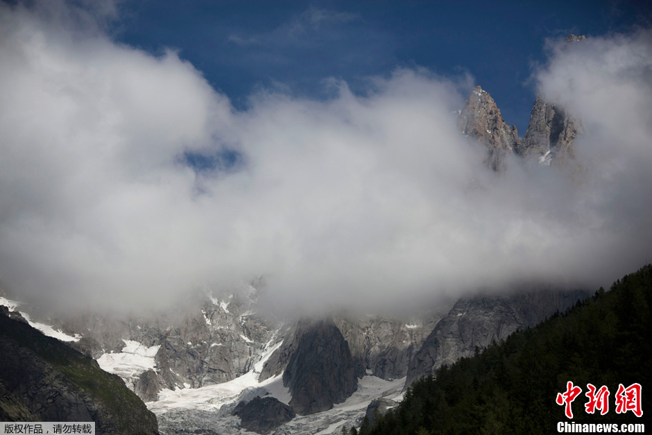 法国境内阿尔卑斯山勃朗峰发生雪崩 致9人死亡