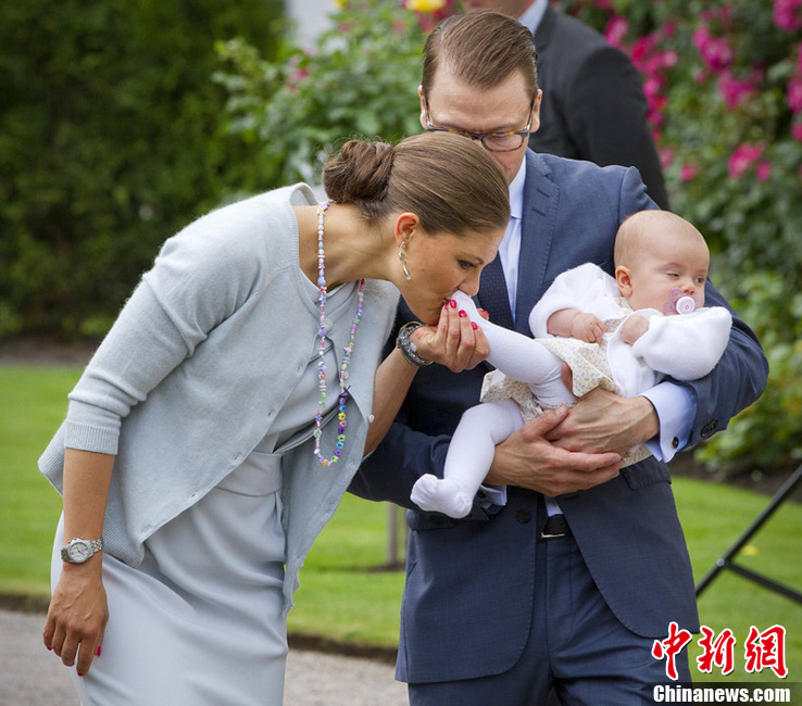 瑞典<em>女王</em>储<em>维多利亚</em>庆祝35岁生日 小公主被妈