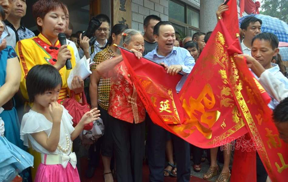 母亲90大寿 北大校长周其凤回乡长跪祝寿