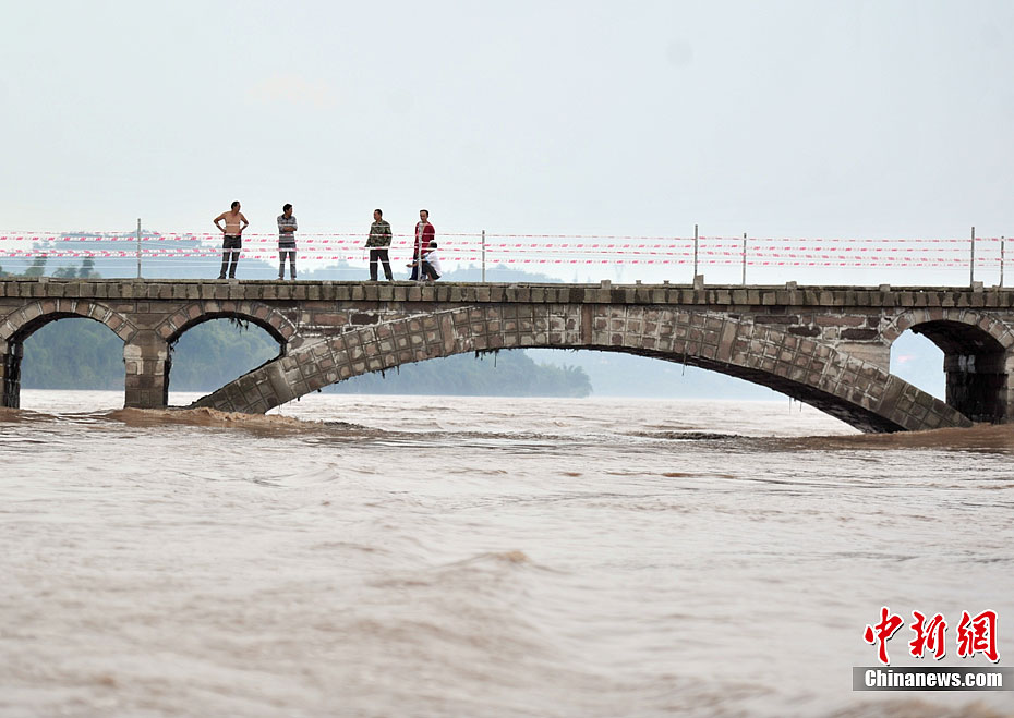 四川江安一大桥冲断800余民众出行难