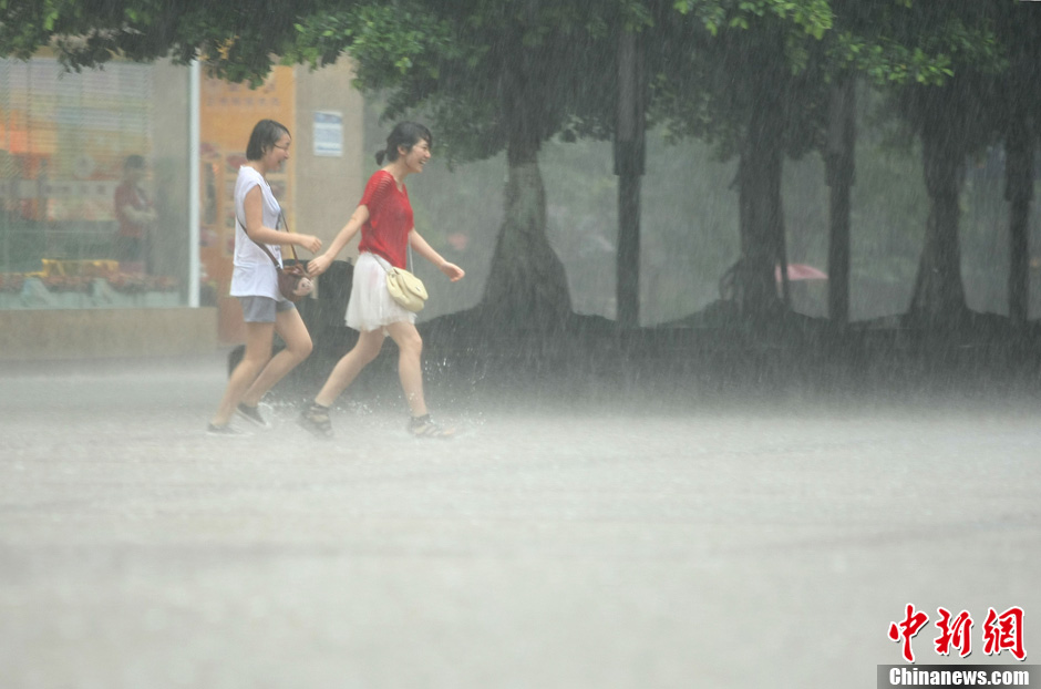 重庆主城遇强对流天气 突降暴雨