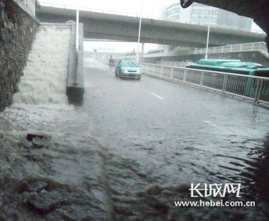 天津降中雨致出行难 预计未来3小时仍有强降水