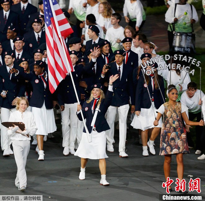 奥运开幕式女旗手风采――美国旗手扎古尼斯