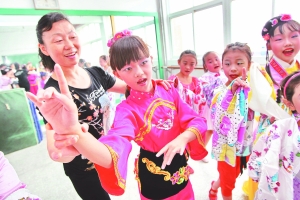 学唱黄梅戏 传承地方文化__教育中国_中国网教