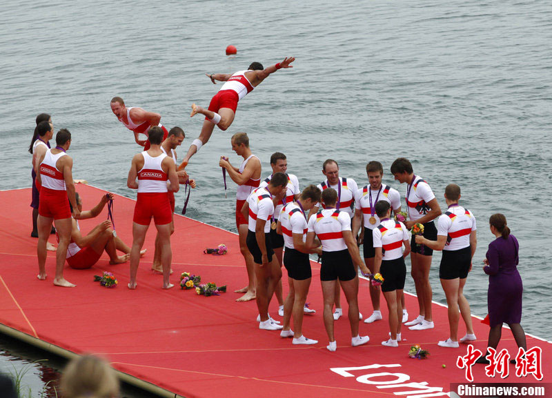 奥运赛艇八人单桨德国夺冠 队员庆祝被抛下水