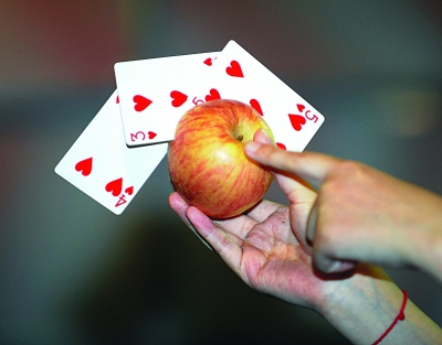 男子飞扑克速度堪比高铁 一分断16根黄瓜