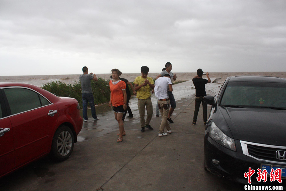 台风达维影响山东 青岛游客大浪中戏水