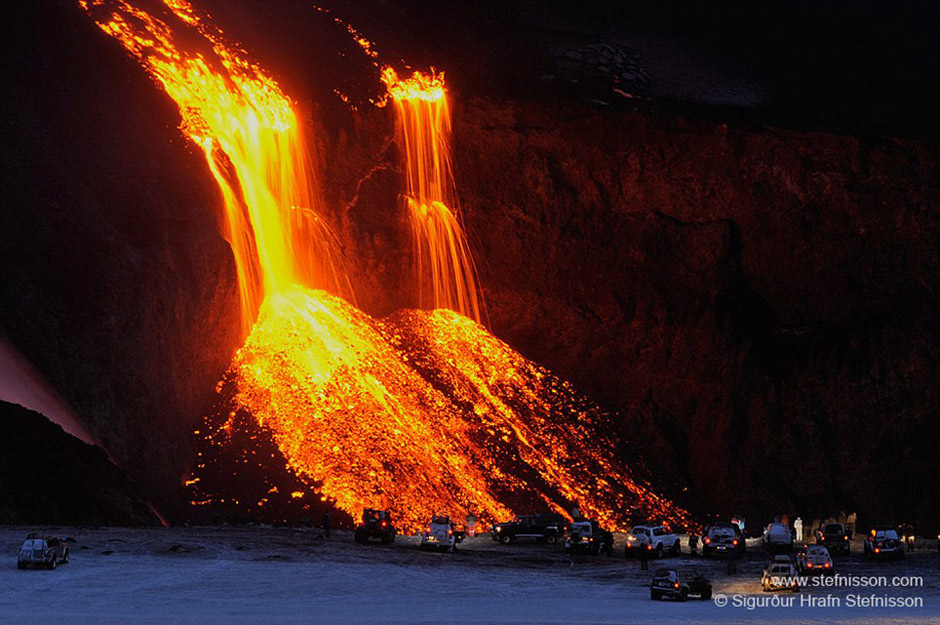 摄影师冰岛捕捉火山闪电和极光