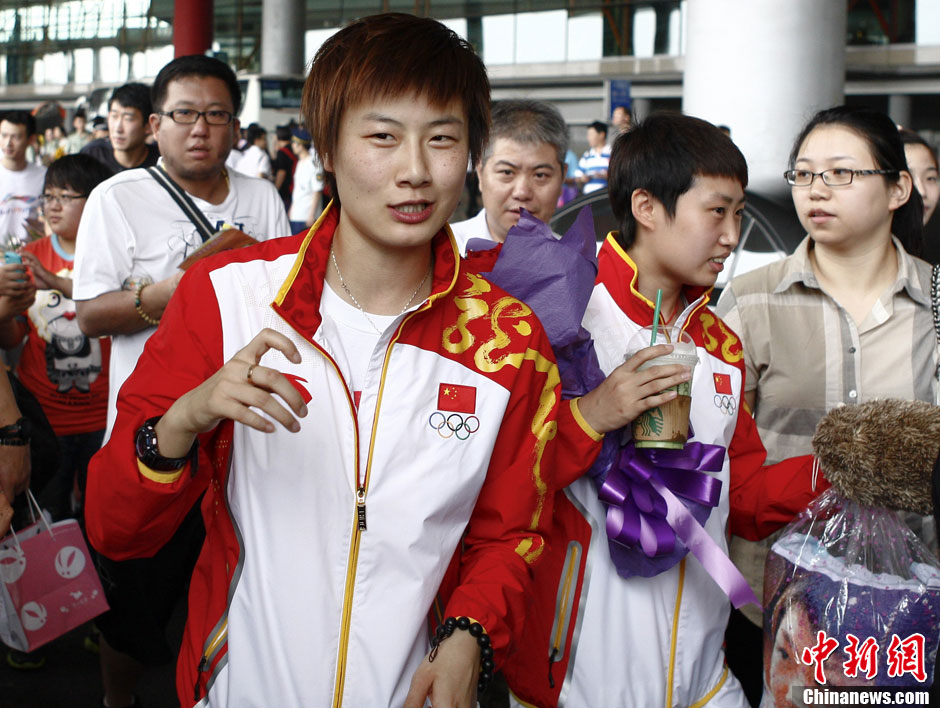 伦敦奥运会中国代表团女排队员回到北京