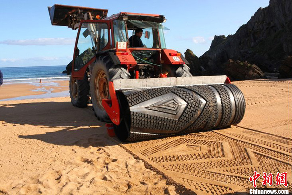 瑞典艺术家开拖拉机在沙滩作画 画面超震撼
