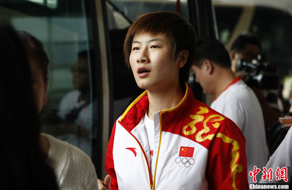伦敦奥运会乒乓球女单亚军丁宁回国