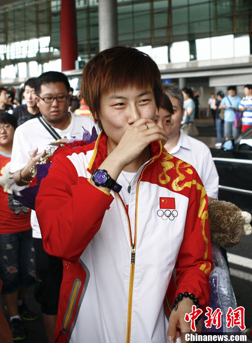 奥运冠军郭跃回国 下飞机后端着奶茶